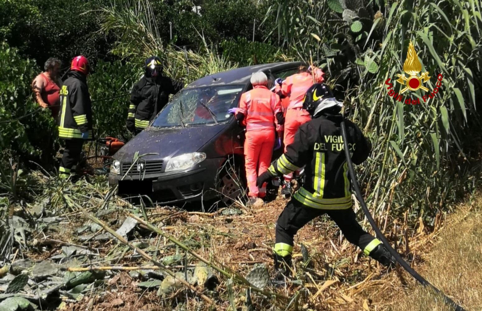 Autovettura fuori strada, conducente tratto in salvo dai Vigili del Fuoco