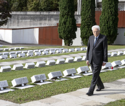 vLongarone - Il Presidente della Repubblica Sergio Mattarella depone una corona di fiori al cimitero monumentale "Vittime del Vajont",oggi 9 ottobre 2023. (Foto di Paolo Giandotti - Ufficio Stampa per la Stampa e la Comunicazione della Presidenza della Repubblica)